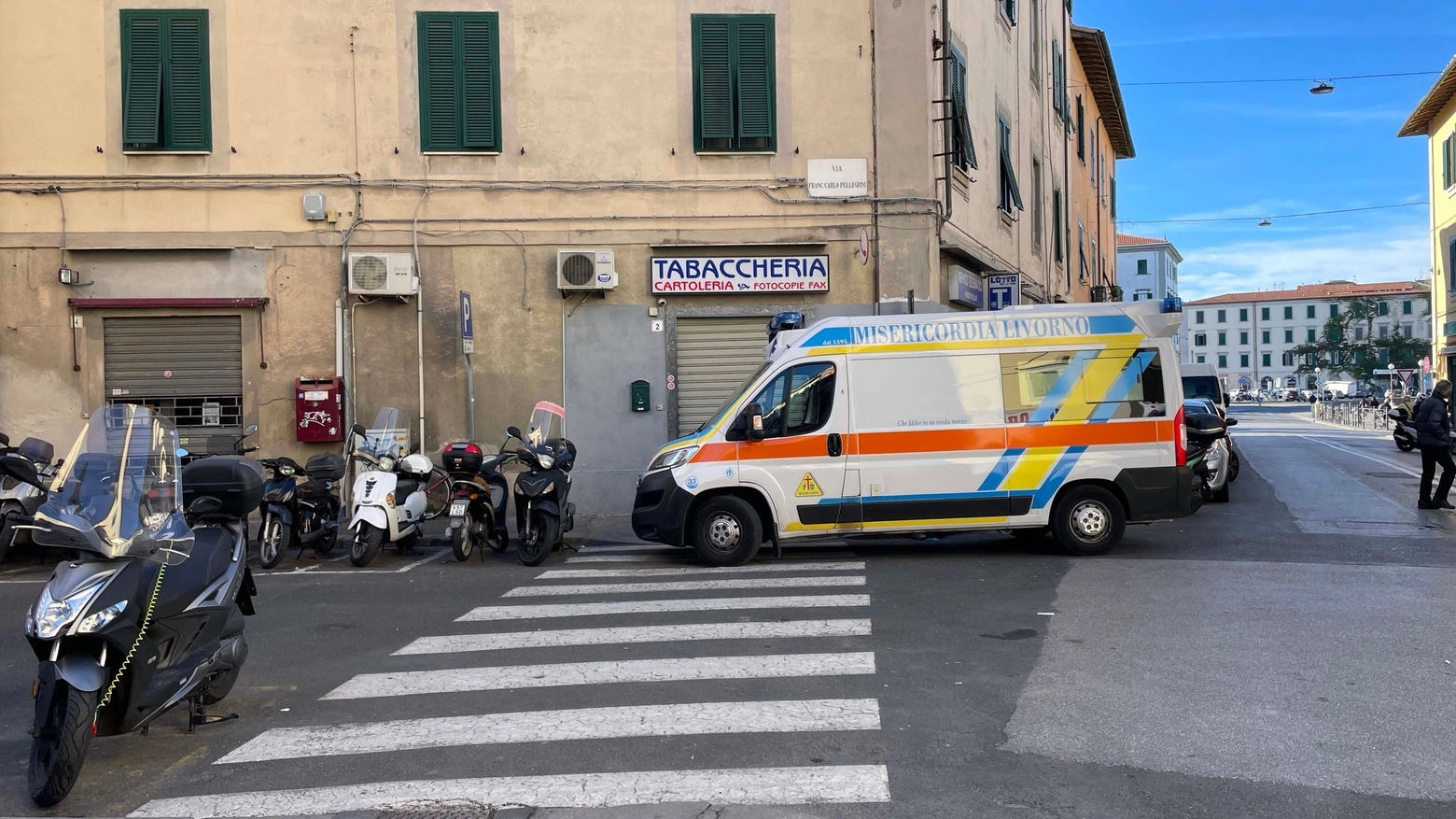 L'ambulanza arrivata in via Garibaldi (Foto Simone Lanari)