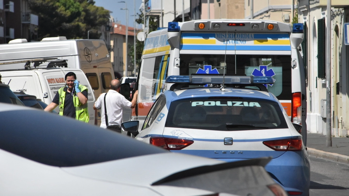 Polizia e 118 in via Donnini dopo l'accoltellamento (Foto Novi)