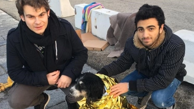 Alessandro Alfei e Andrea Fratantonio  con il cane che hanno salvato dall’annegamento