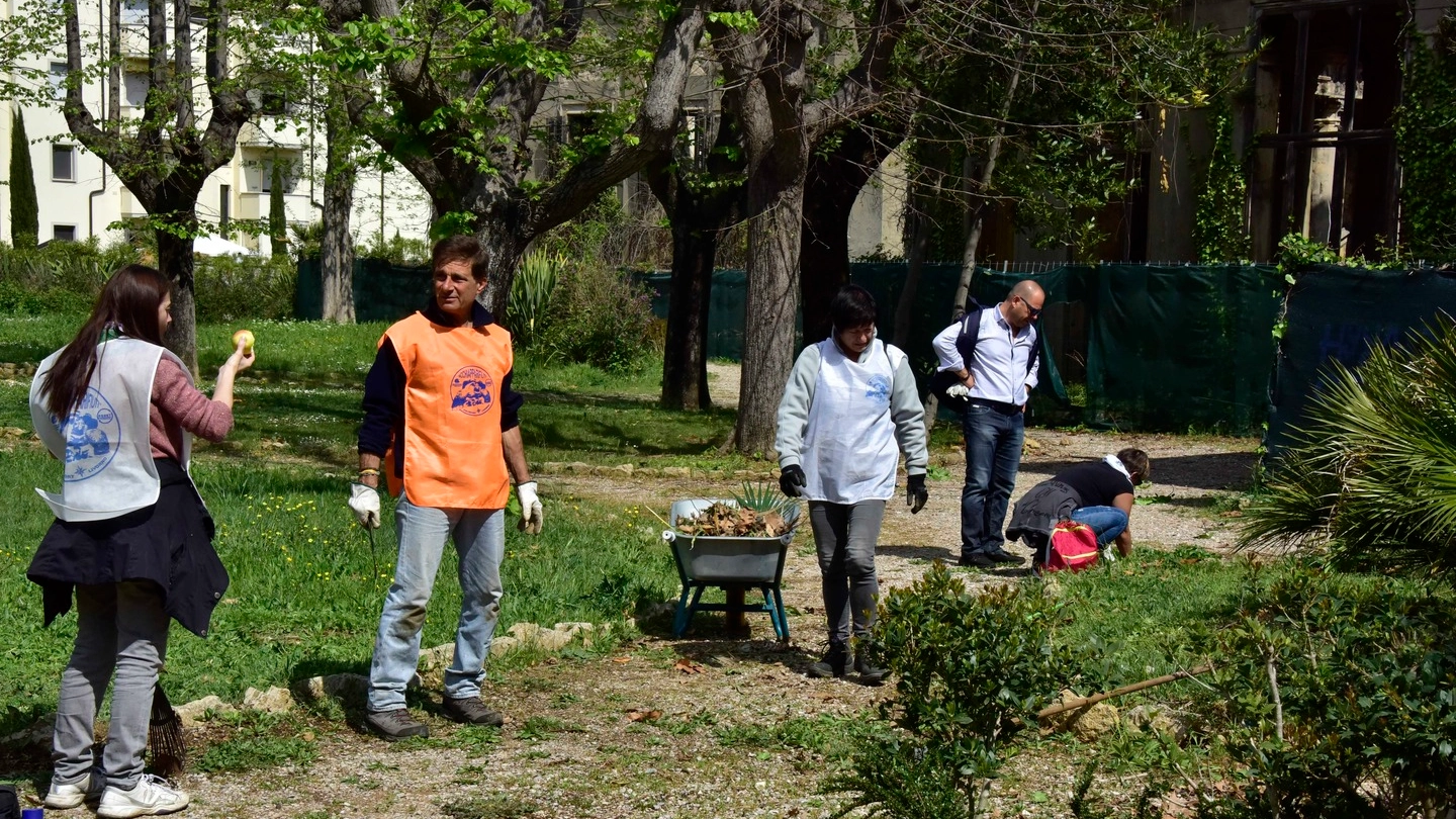 I volontari al lavoro nel giardino delle Terme del Corallo