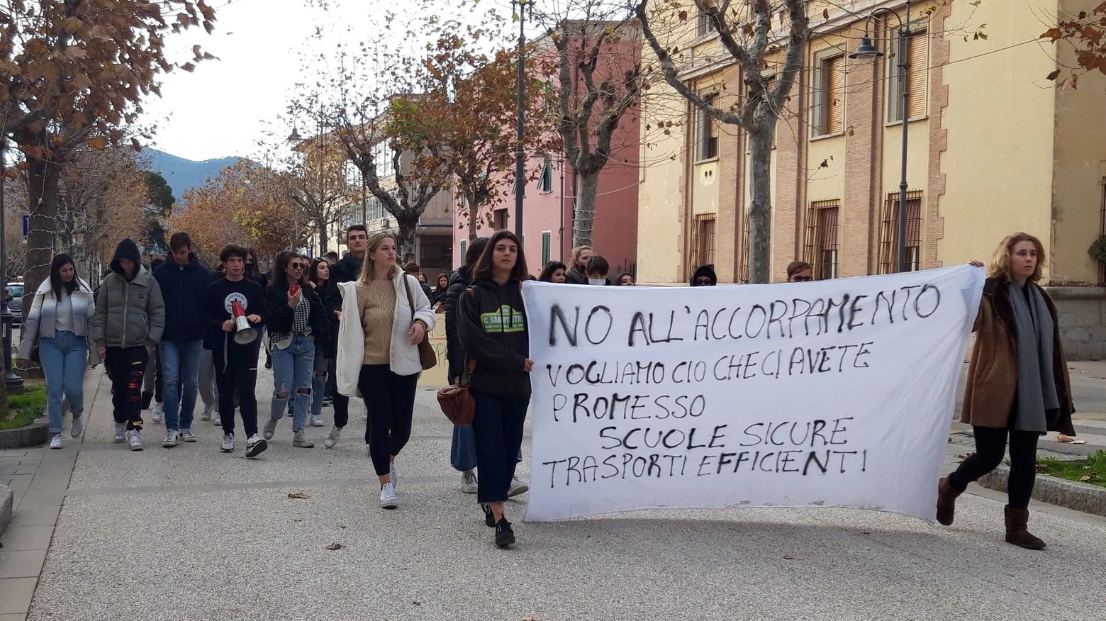 Una manifestazione degli studenti contro l'accorpamento
