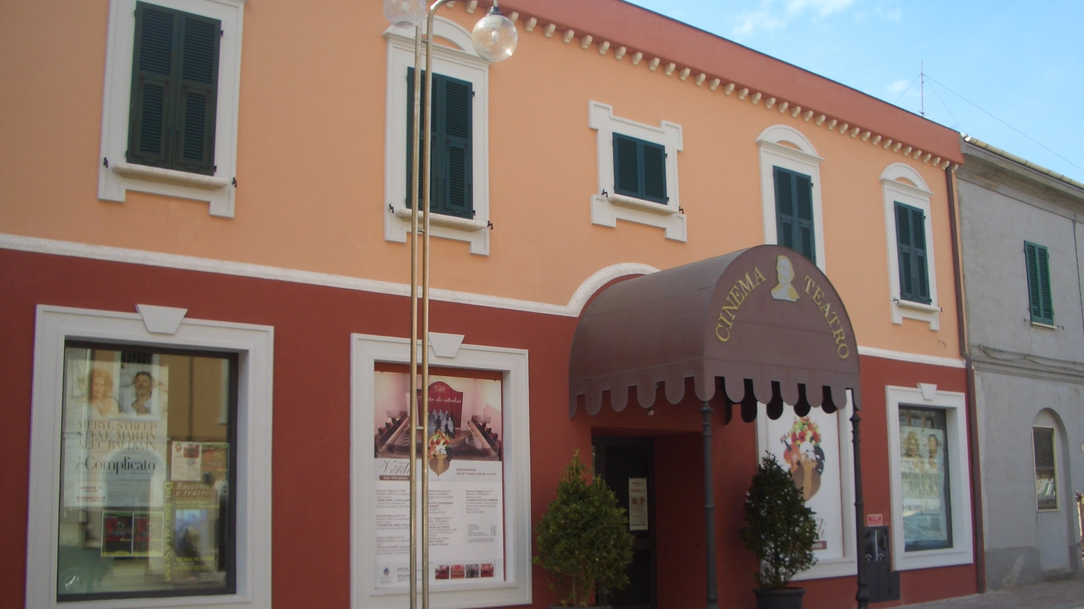 L'esterno del Cinema-Teatro "G.Verdi" di San Vincenzo 