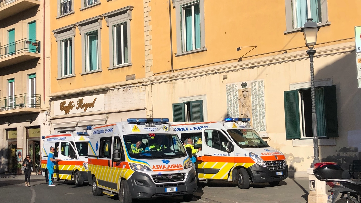 Le ambulanze di fronte alla scuola (Foto Novi)