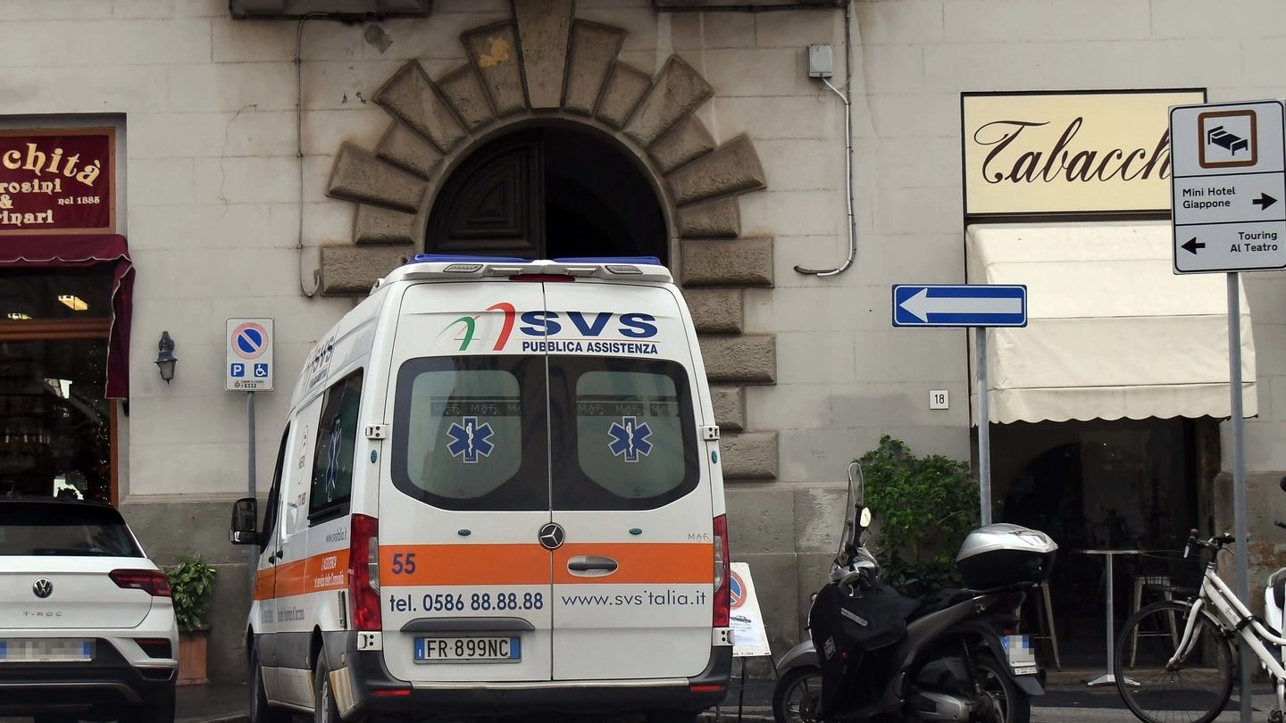 In via Del Fante è intervenuta un'ambulanza della Svs (Foto Lanari)
