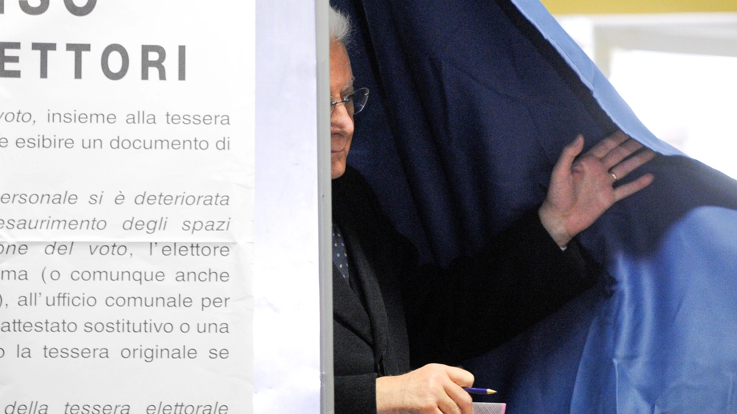 Sergio Mattarella al voto (LaPresse)