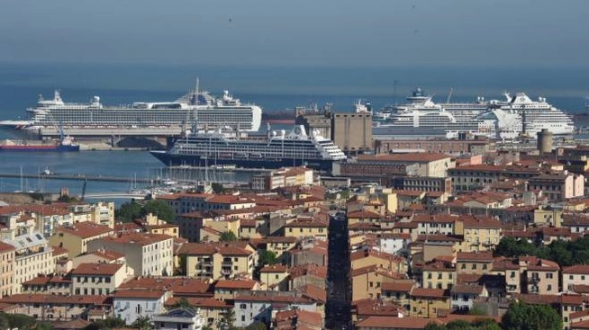Una panoramica del porto di Livorno