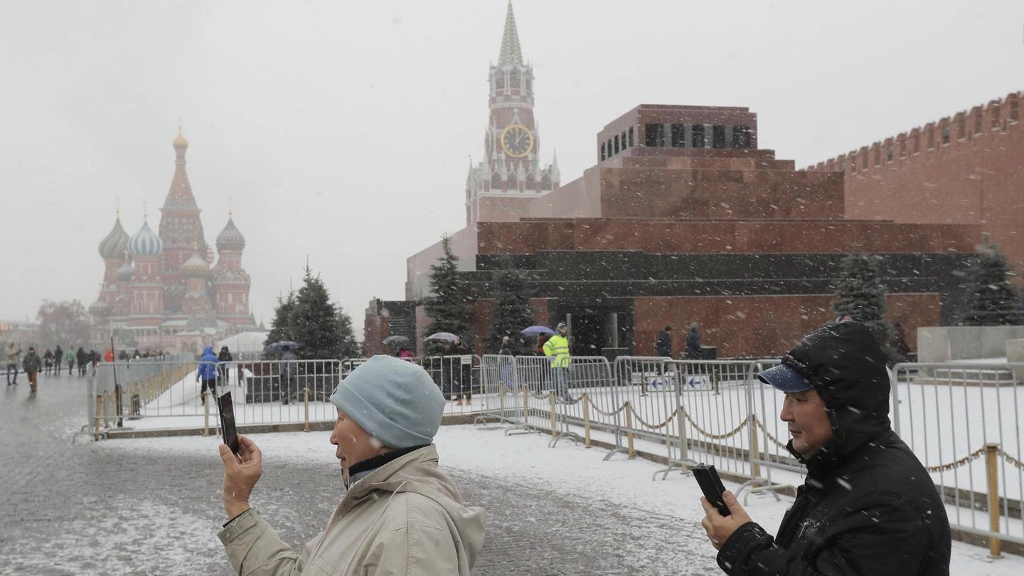 Mosca, neve sulla piazza rossa (Ansa)