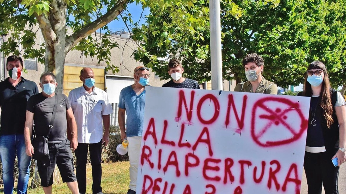 Una delle tante manifestazioni contro l’impianto Rari (Foto d’archivio, Novi)
