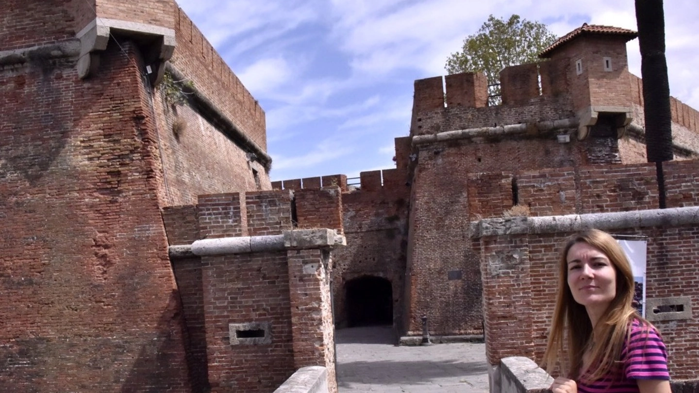 Il suggestivo ingresso della Fortezza Nuova, spesso affollata di turisti