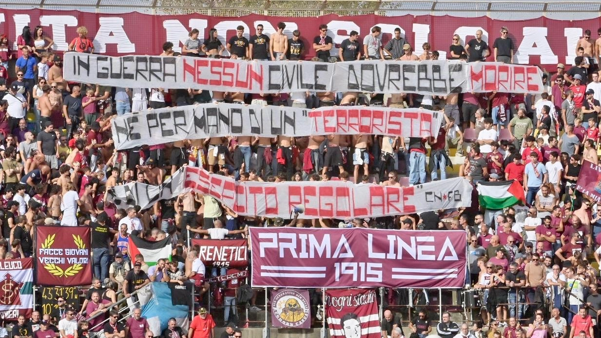 Gli striscioni dei tifosi del Livorno