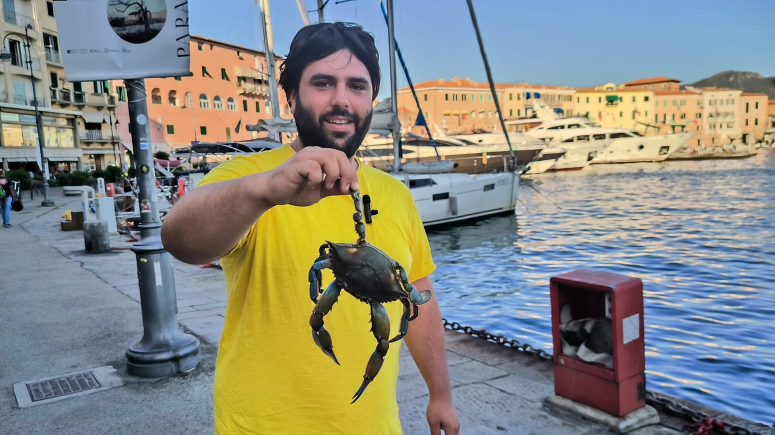 Nicola Spinetti con un granchio blu pescato a Portoferraio (Foto Valerie Pizzera)