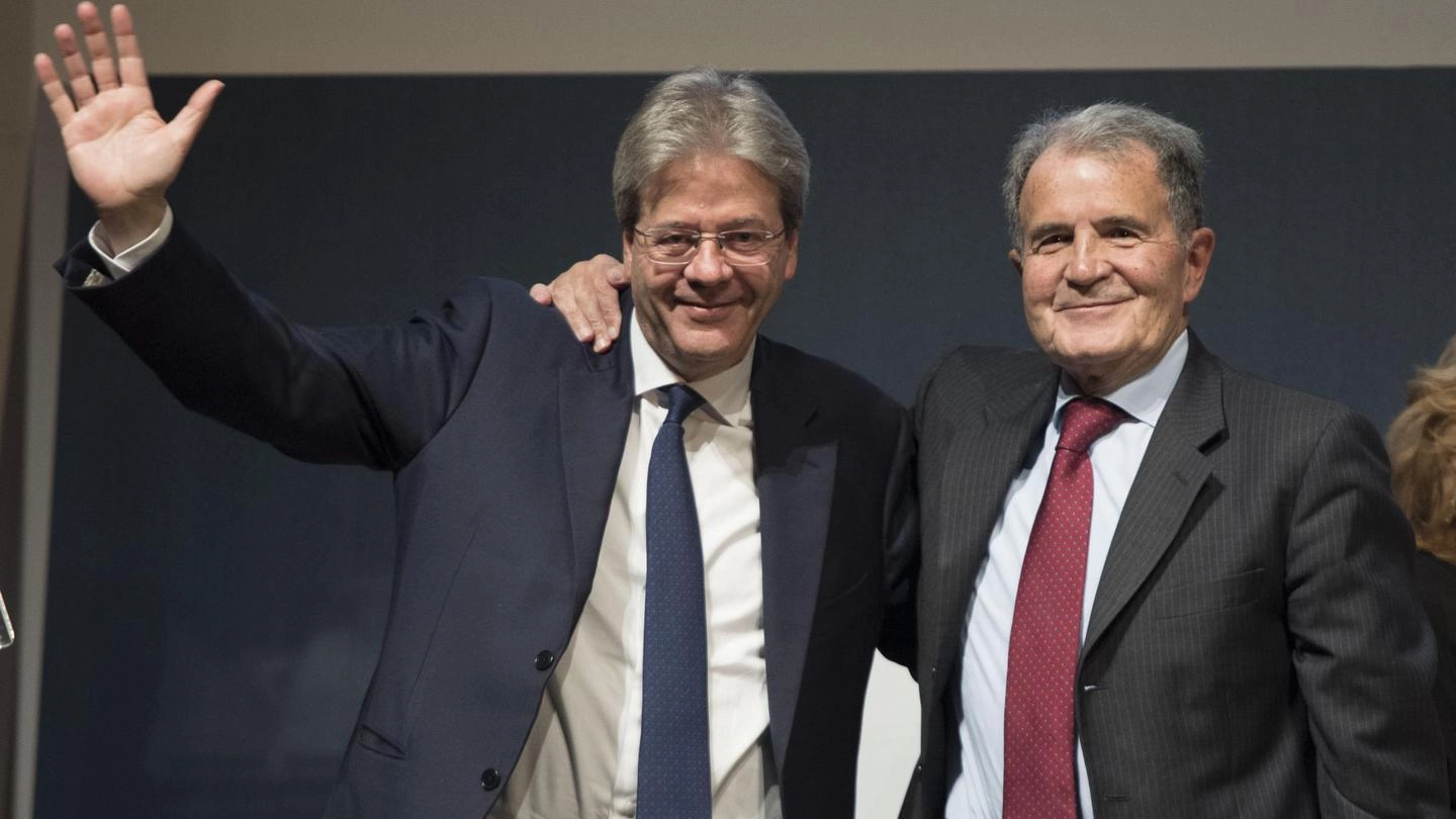 Paolo Gentiloni e Romano Prodi a un'iniziativa di 'Insieme' (Lapresse)