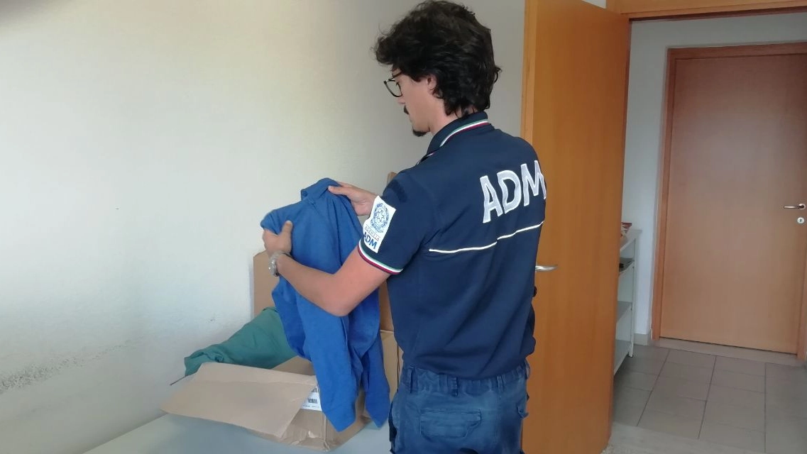 Le felpe contraffatte sequestrate a Livorno (Foto ADM)
