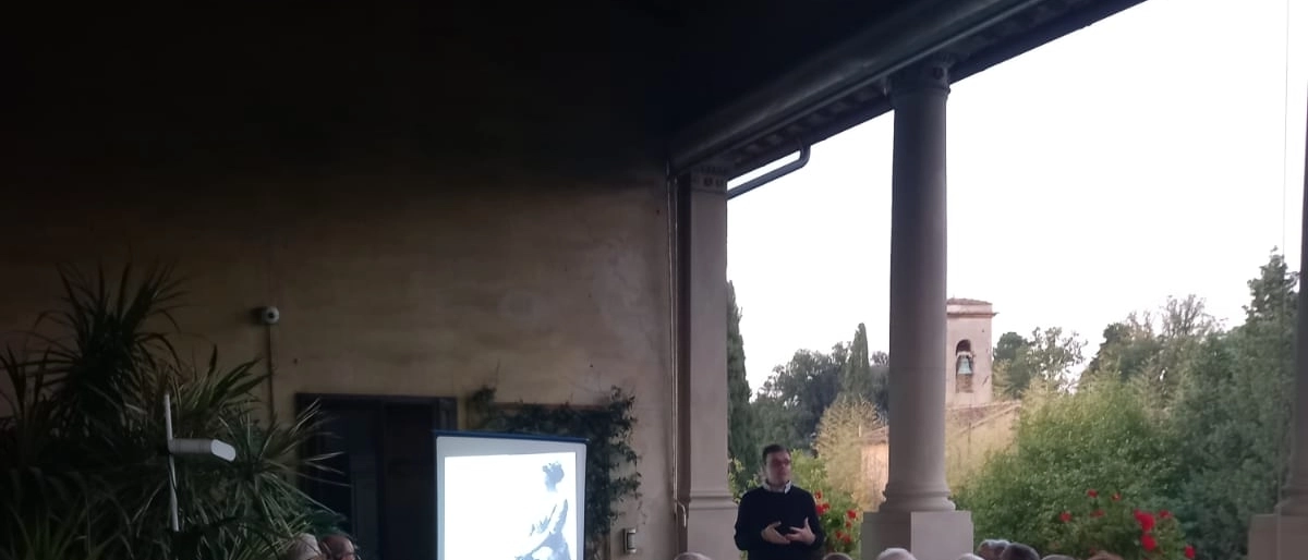 La vita e lo stile della rivoluzionaria stilista francese raccontati dal professor Samuele Magri nel corso di un incontro promosso da Gli Amici del Foulard a Villa Bencivenni