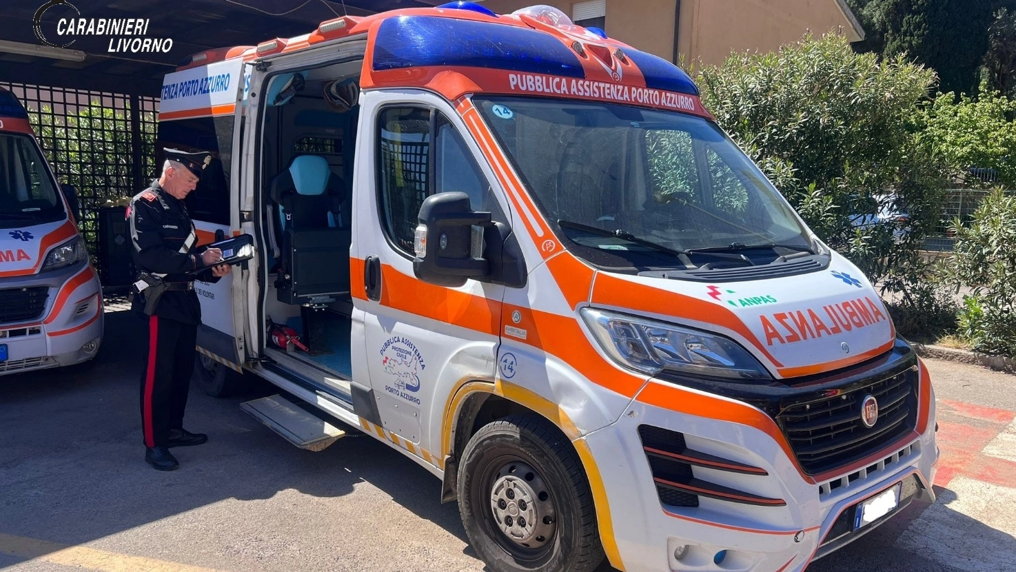I carabinieri e l'ambulanza della Pubblica Assistenza di Porto Azzurro