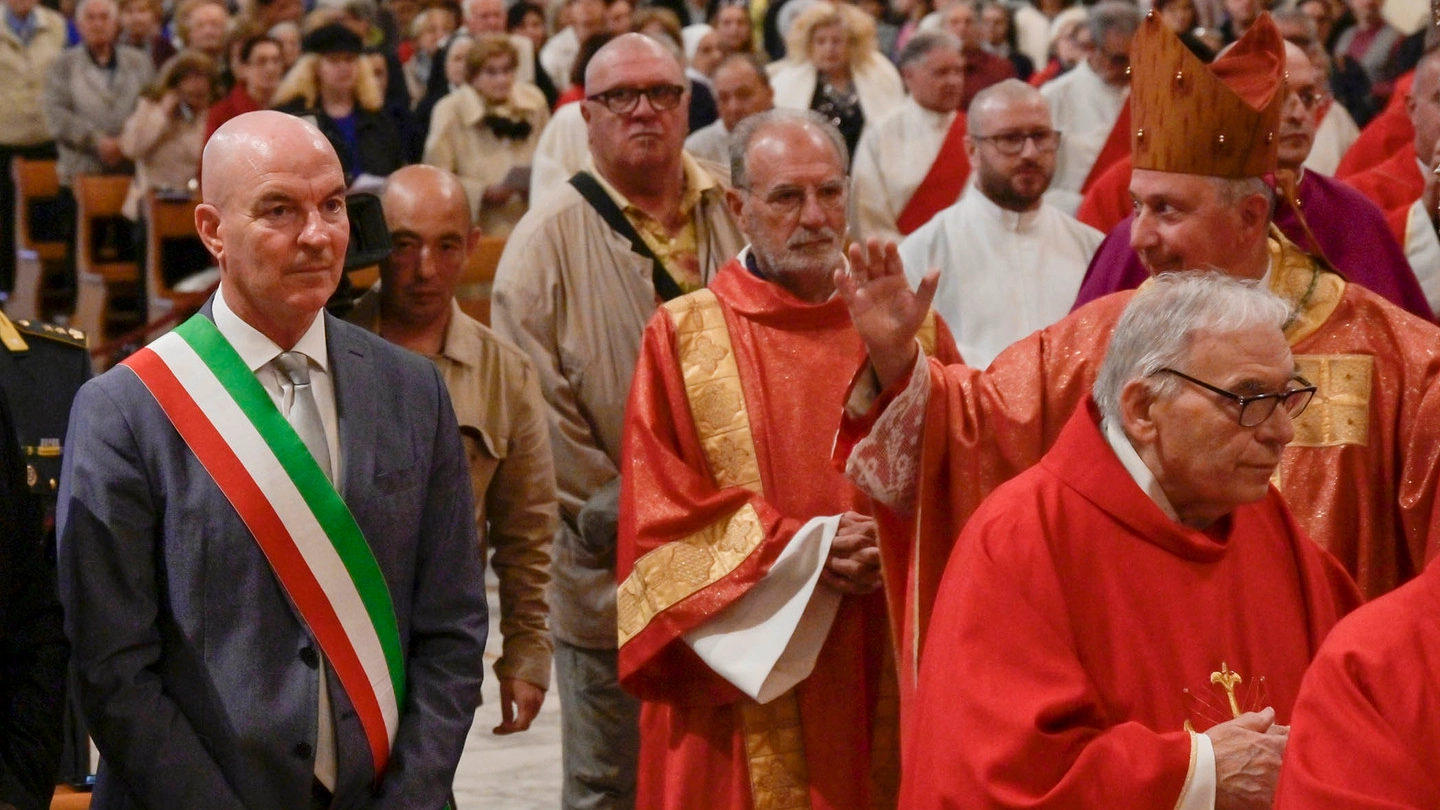 Il sindaco Salvetti e, a destra, il vescovo Giusti (Foto Novi)