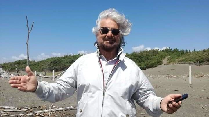 Beppe  Grillo sulla spiaggia di Marina di Bibbona
