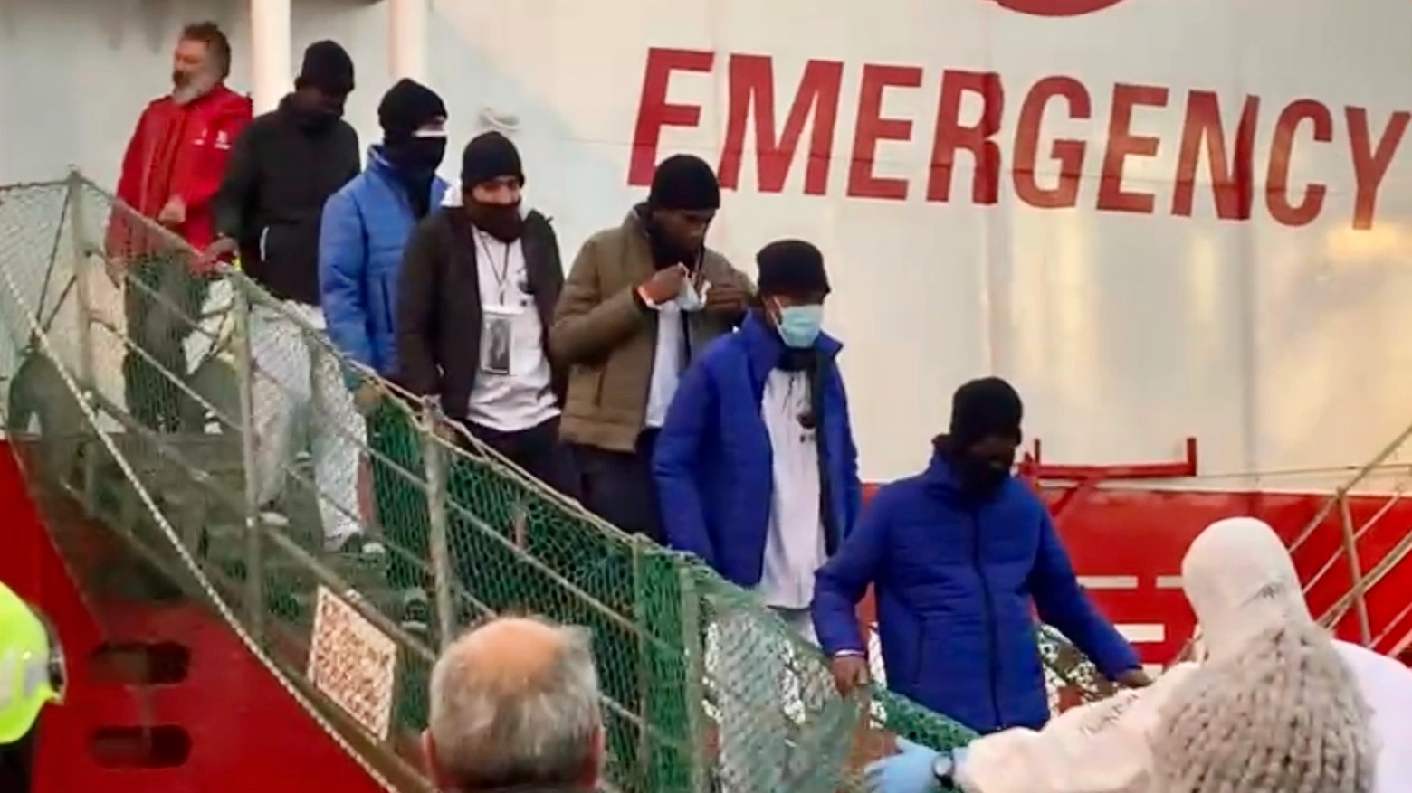Porto di Livorno: il precedente arrivo della nave Emergency Life Support, con 142 migranti (Foto Novi)