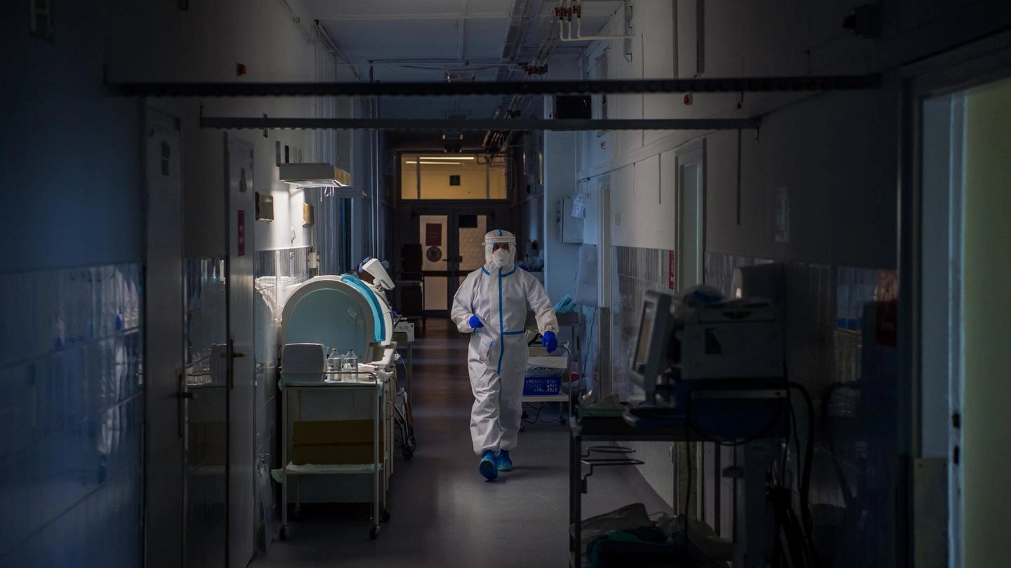Coronavirus, un operatore sanitario in una corsia di ospedale a Budapest (Ansa)