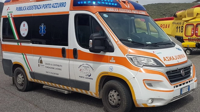 Un'ambulanza della pubblica assistenza di Porto Azzurro (foto repertorio)