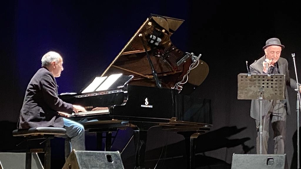 Beppe Servillo e Danilo Rea sul palco del Verdi nello spettacolo per Scudo