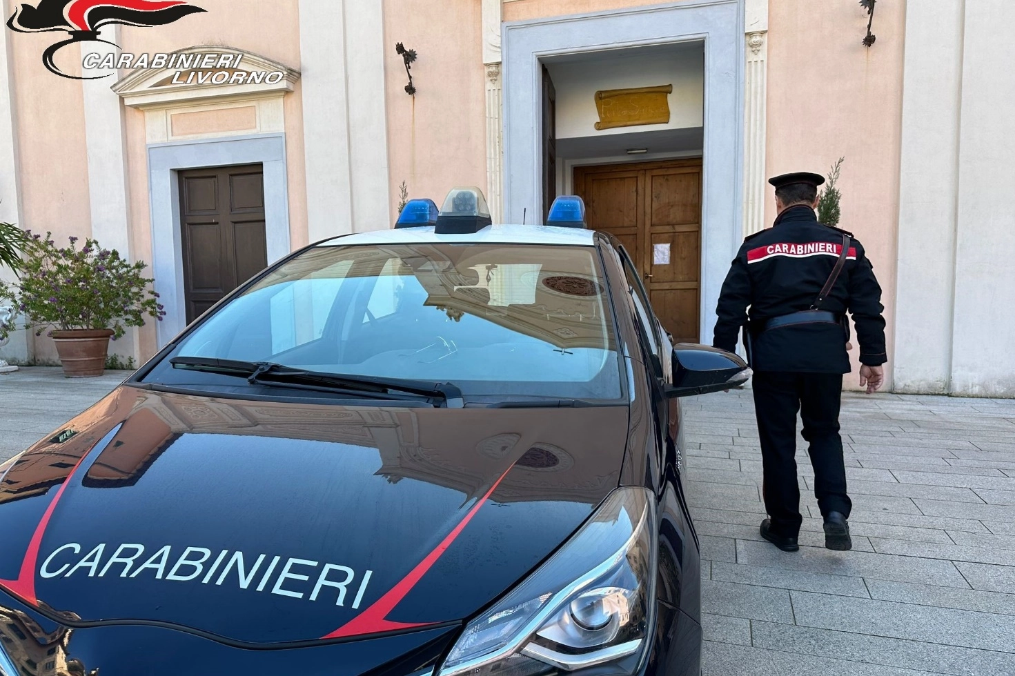 Carabinieri davanti alla chiesa danneggiata