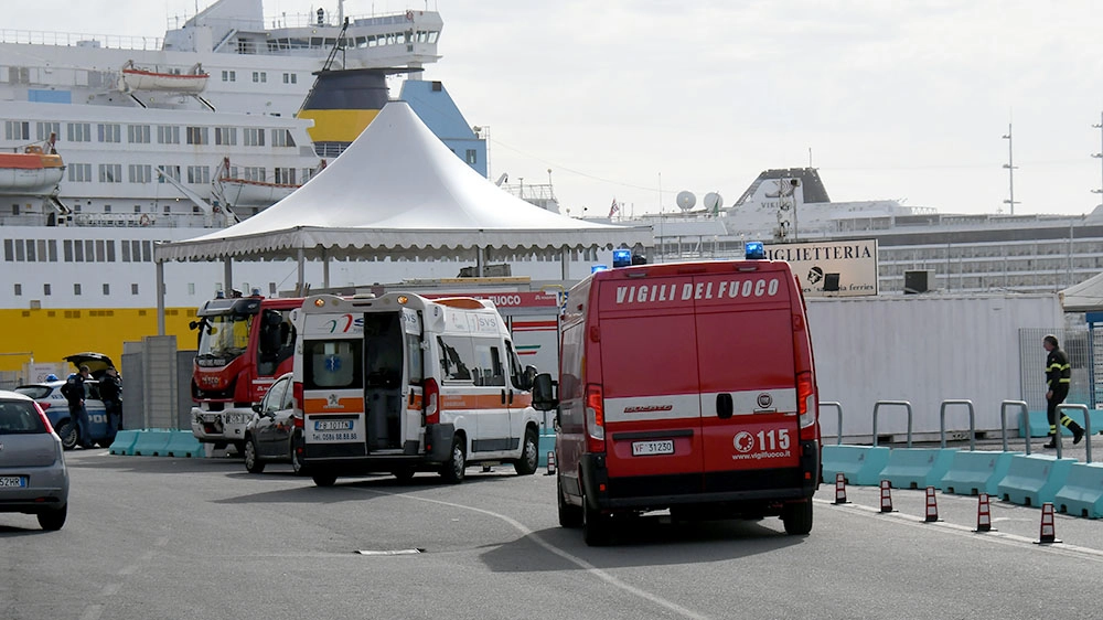 Livorno, dà in da in escandescenza al porto e minaccia i lavoratori (Foto Lanari)