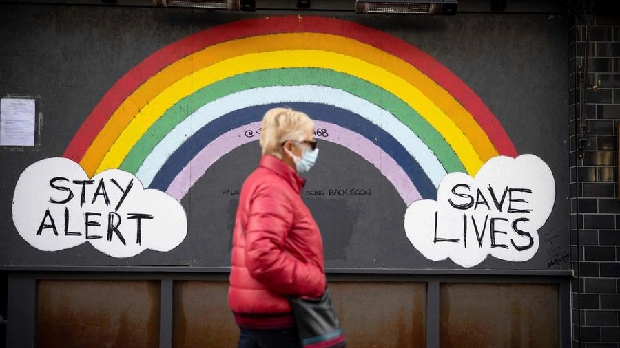Londra, messaggi anti-Covid sui murales: sta attento, salva vite (Ansa)