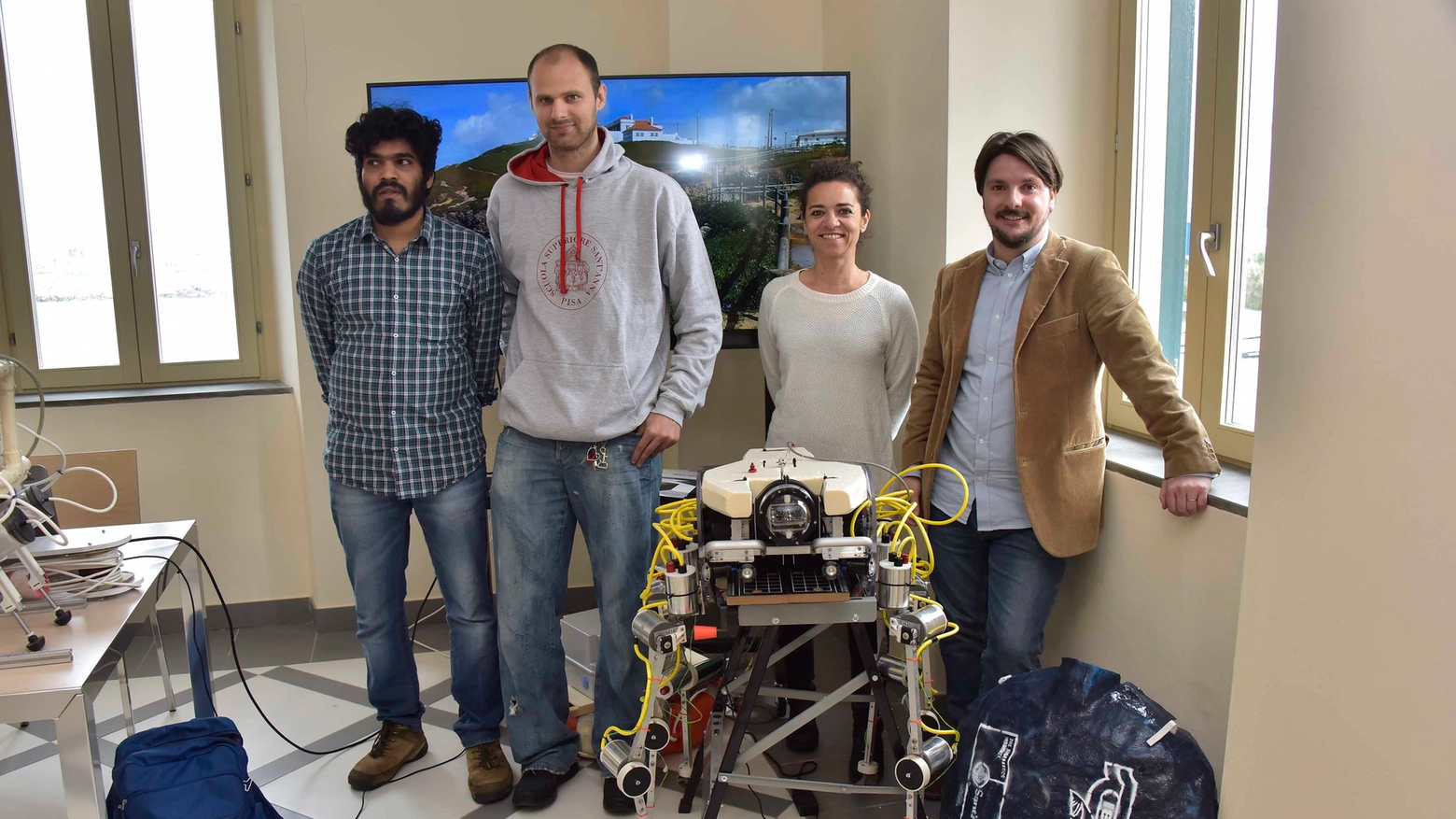 Il team di ricercatori con il robot-granchio (Foto Novi)