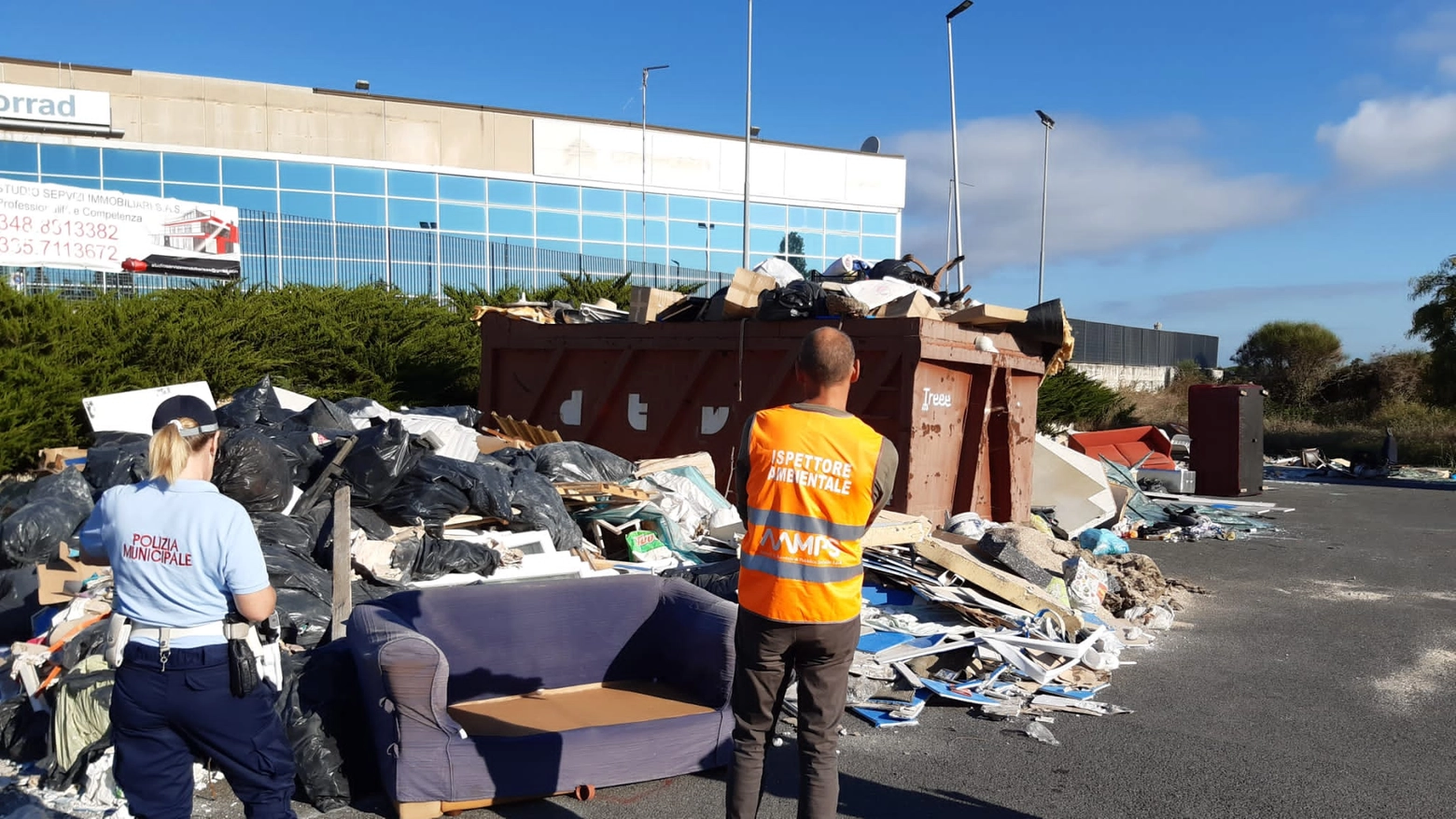 I rifiuti abbandonati in strada in via dei Ramai (Foto del Comune di Livorno)