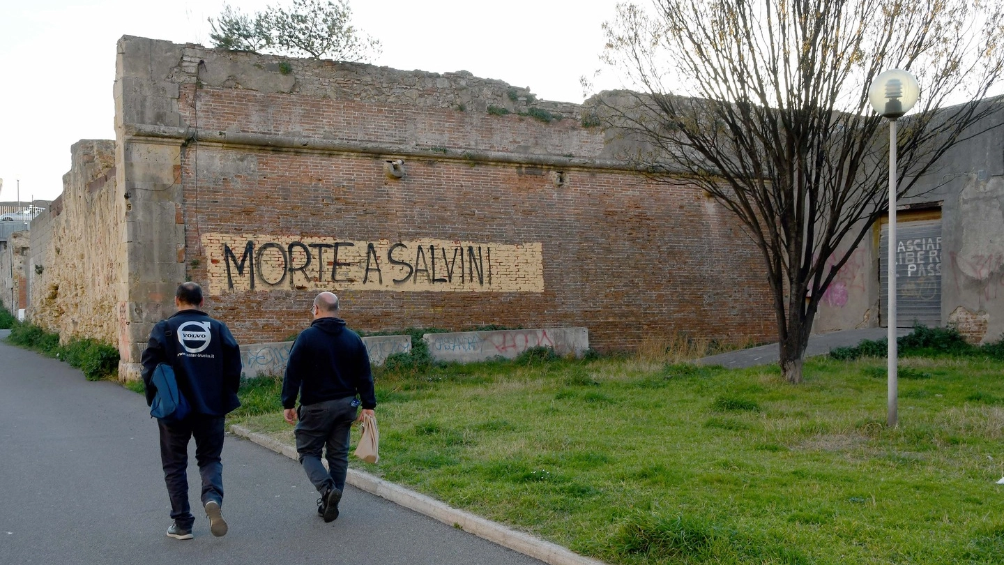 La scritta sulle mura lorenesi (Foto Lanari)