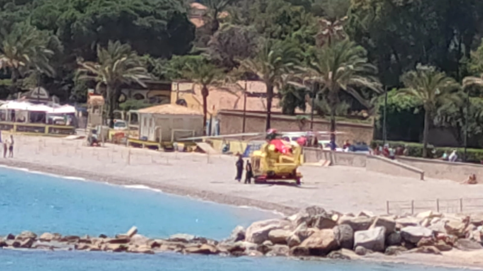 L'elicottero sulla spiaggia del Cavo