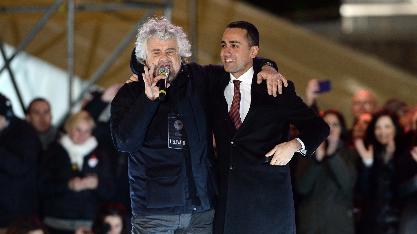 Beppe Grillo e Luigi Di Maio sul palco del comizio finale del M5s (Lapresse)