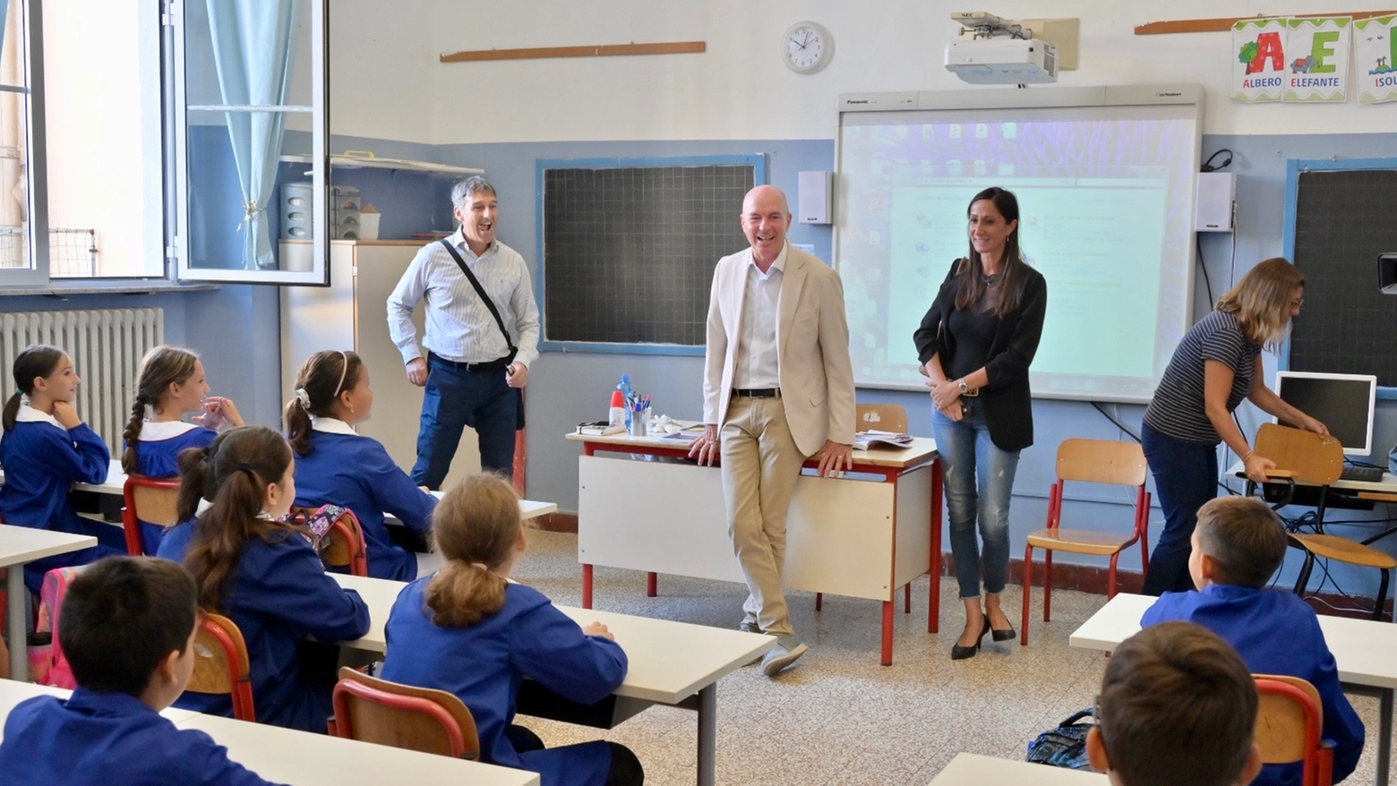 Il sindaco Salvetti e la vicesindaca Camici alla scuola "Bini" (Foto Novi)