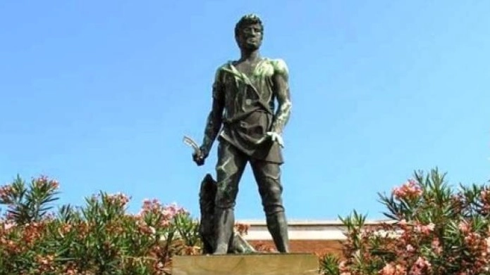 La statua del "Villano" prima che fosse portata al restauro (Foto Novi)