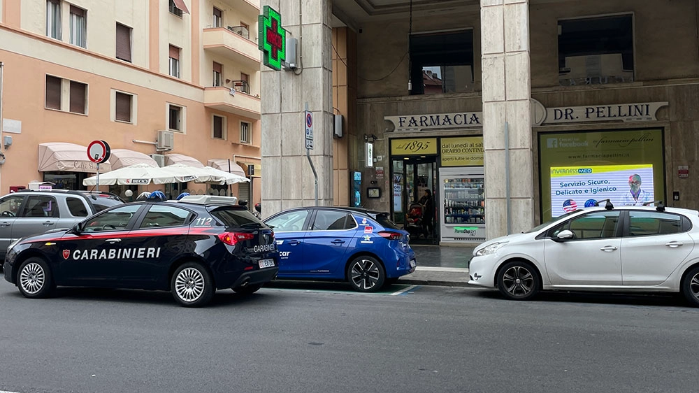 I carabinieri fuori dalla farmacia