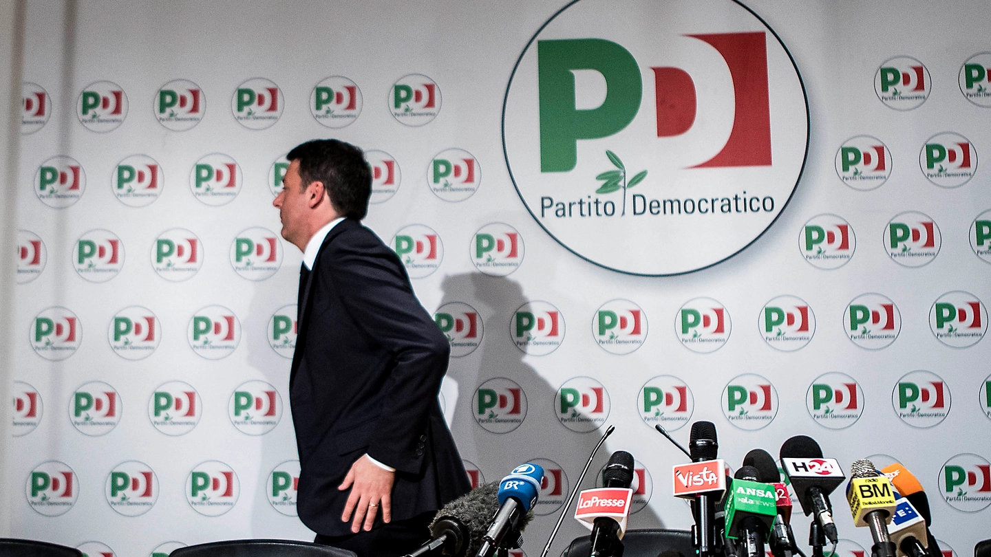 Matteo Renzi lascia la conferenza dopo il flop alle elezioni 2018 (Lapresse)