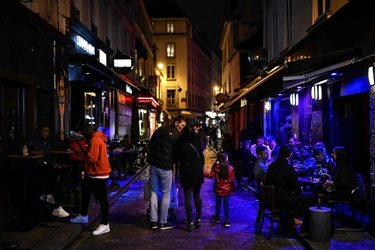 Coronavirus Francia, Parigi in semi-lockdown. Chiudono i bar, restrizioni per i ristoranti