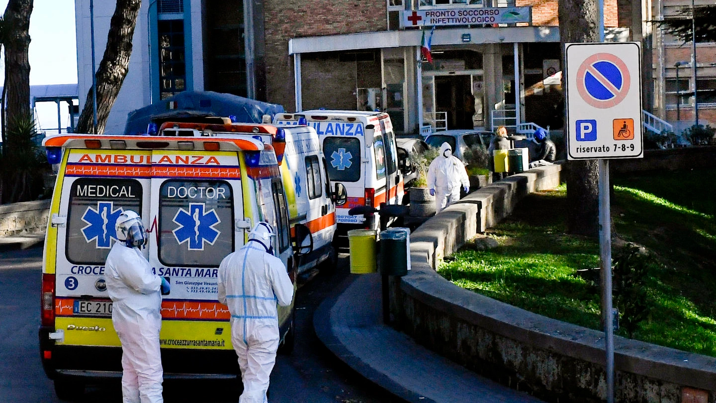 Coronavirus, ambulanze all'ospedale Cotugno di Napoli (Ansa)