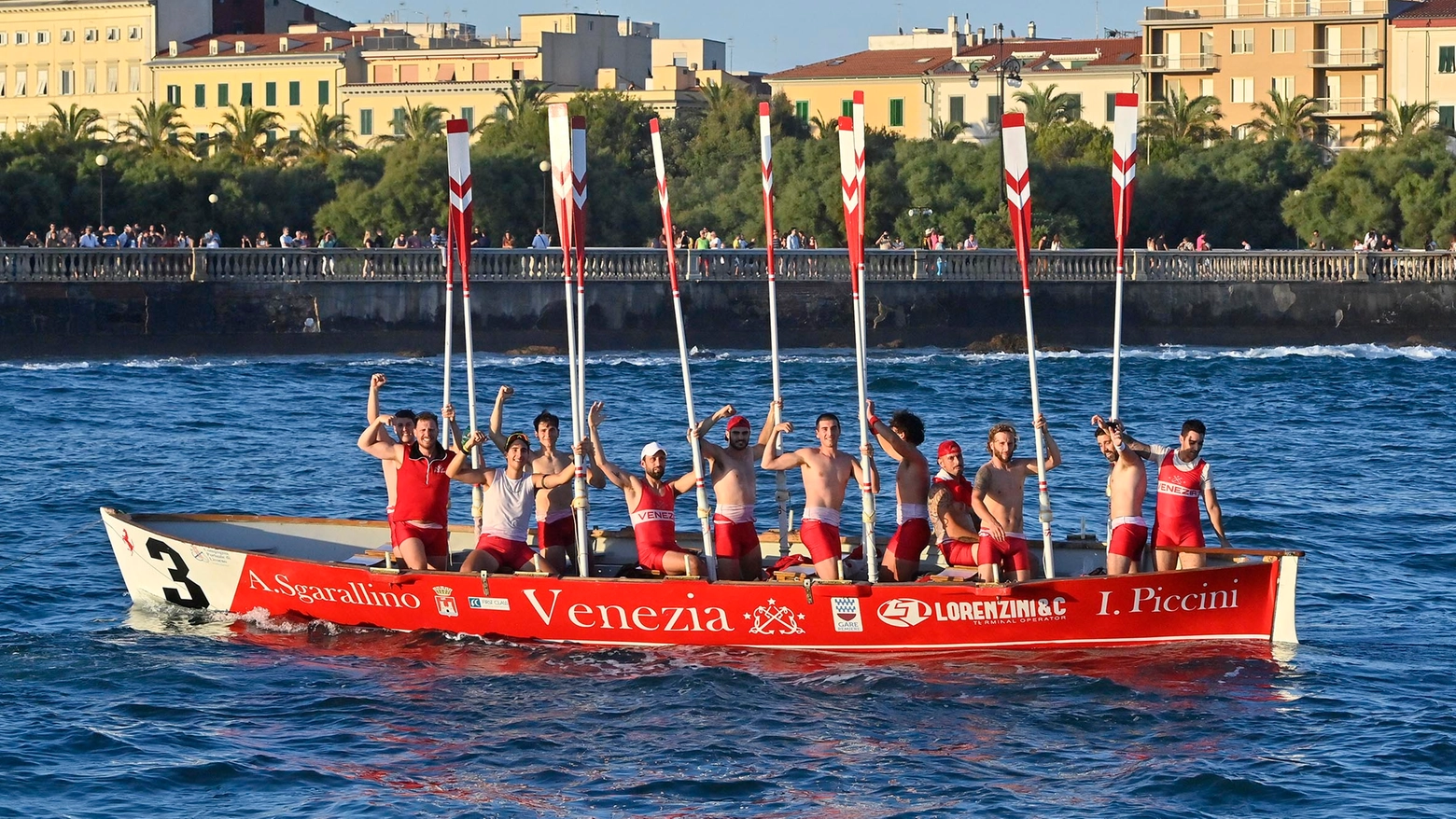 L'equipaggio del Venezia vince il Palio marinaro Livorno 2023 (Foto Novi)