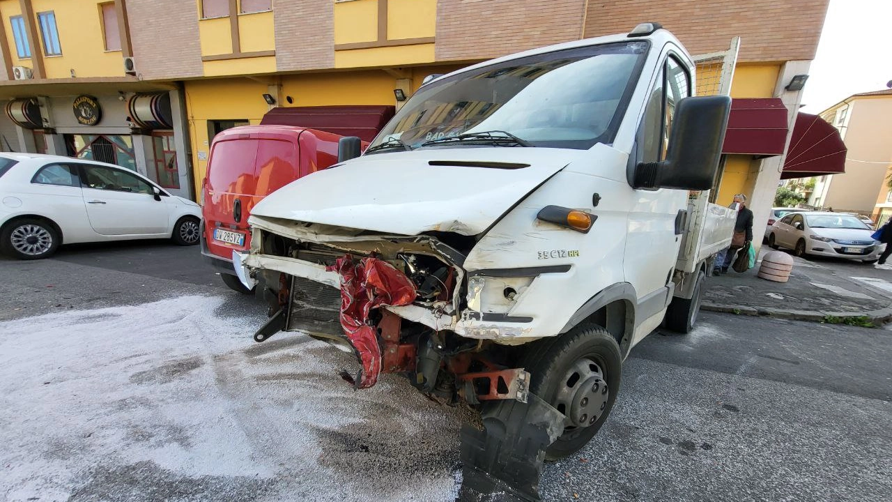 Uno dei cinque veicoli danneggiati in via delle Sorgenti (Foto Lanari)