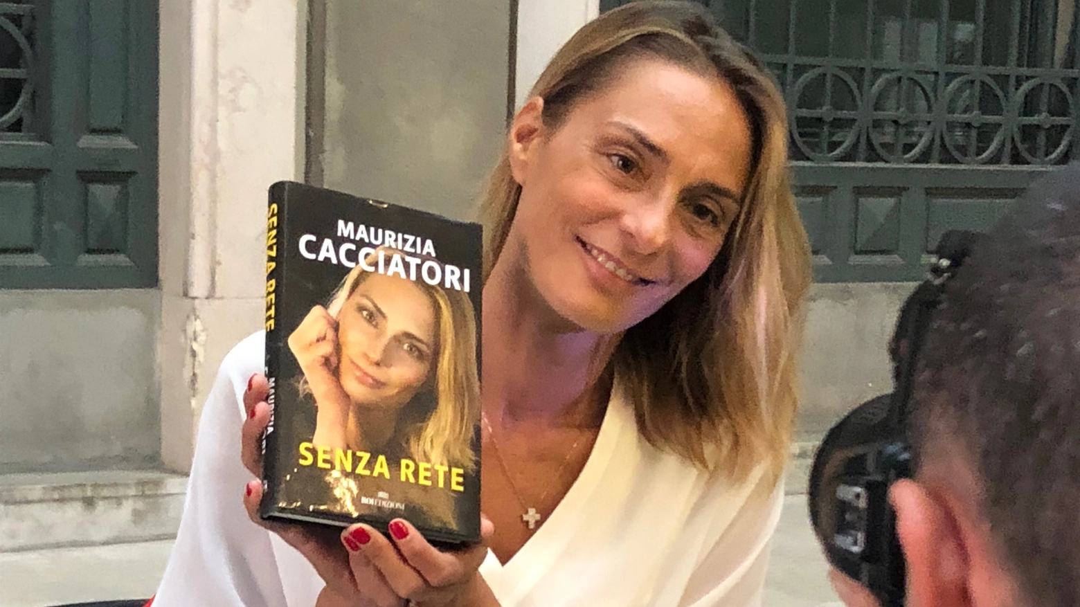 Maurizia Cacciatori con il suo libro (Foto Novi)