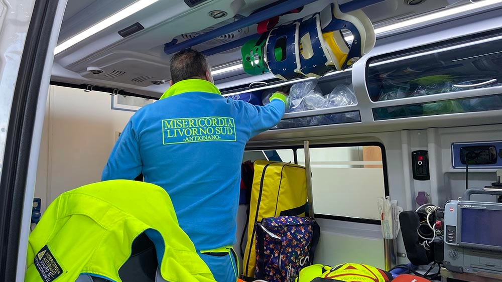 Volontario su un'ambulanza della Misericordia (Foto Lanari)