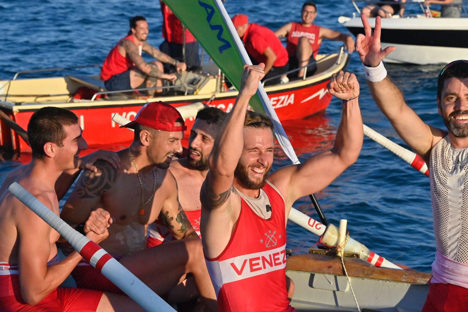 L'equipaggio del Venezia vince il Palio marinaro Livorno 2023 (Foto Novi)