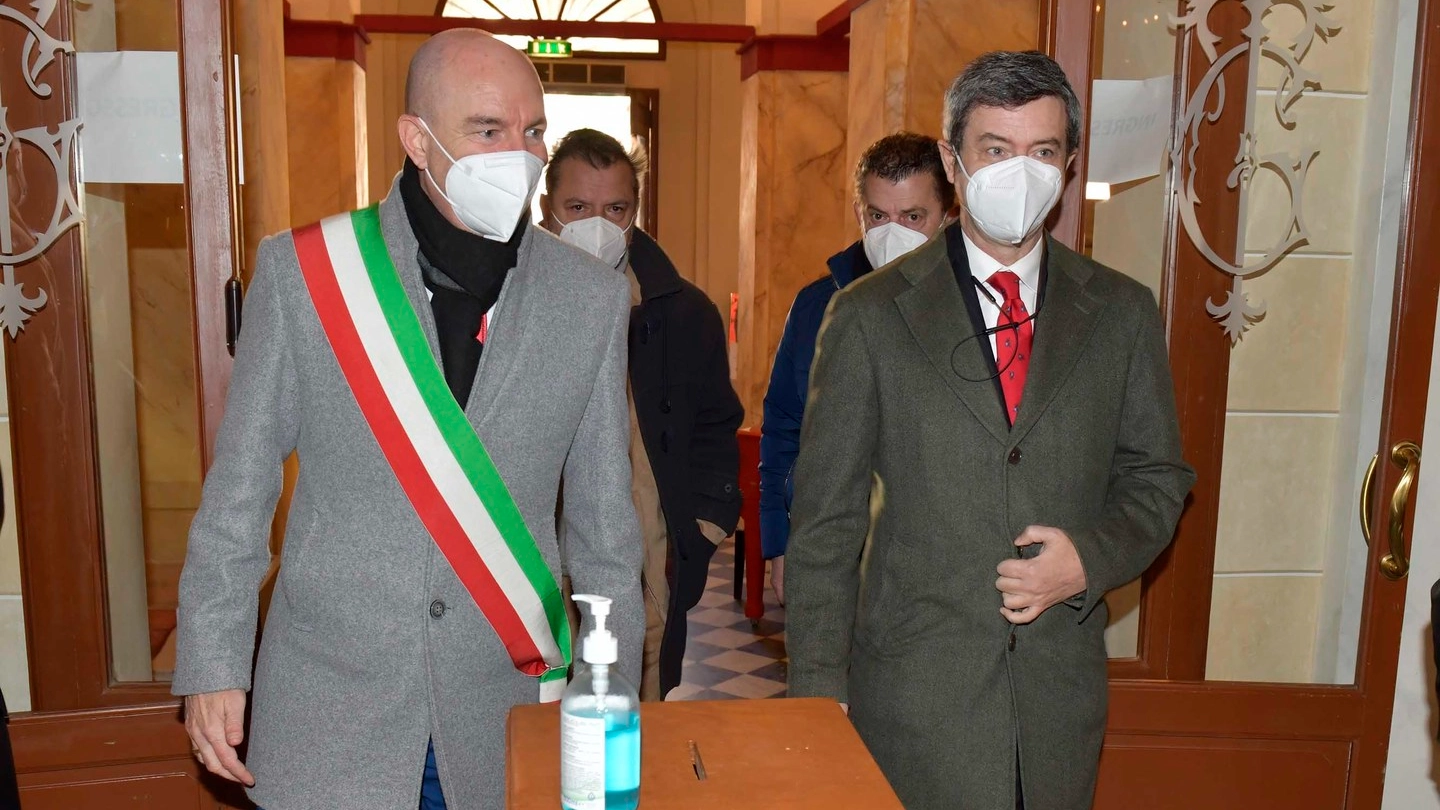 Il ministro Orlando a Livorno con il sindaco (foto Novi)