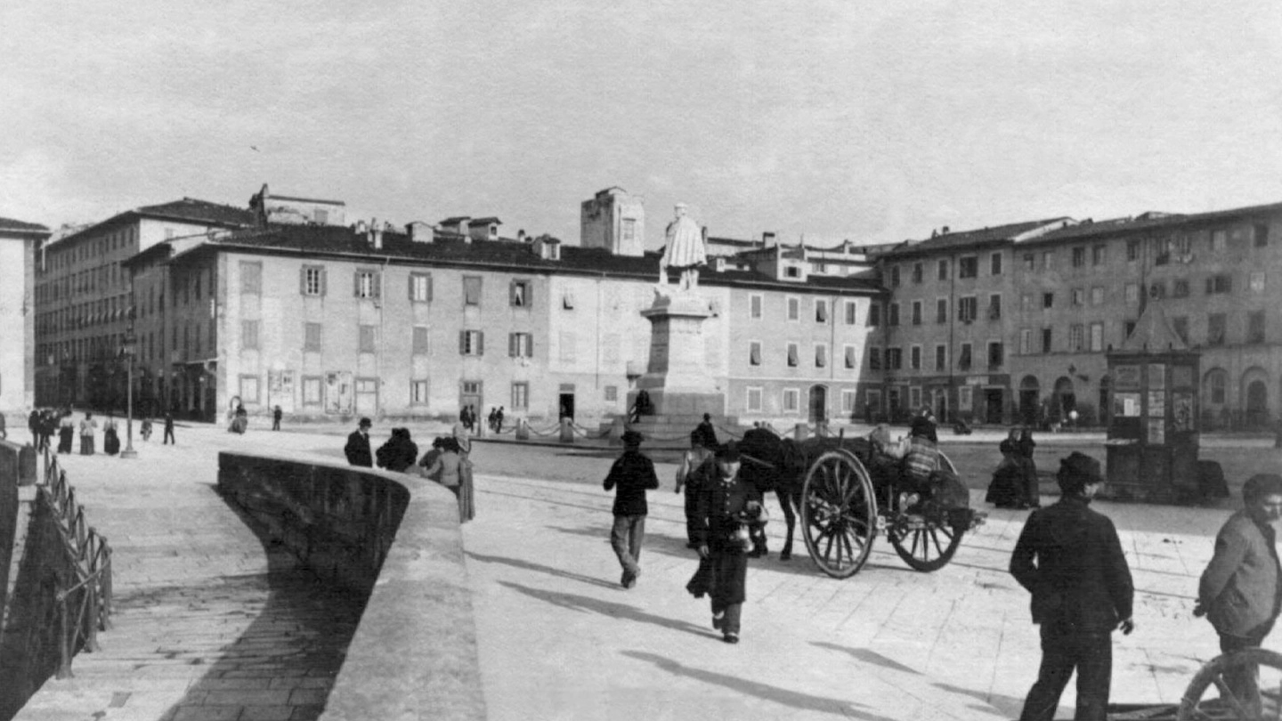 Piazza Garibaldi in una foto d'epoca