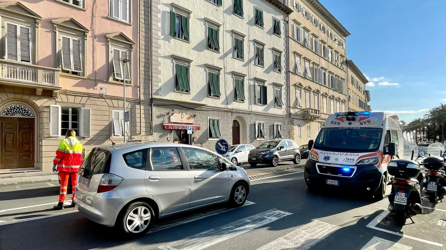 L'auto che ha investito una ragazza sulle strisce pedonali nel viale Italia (Foto Novi)