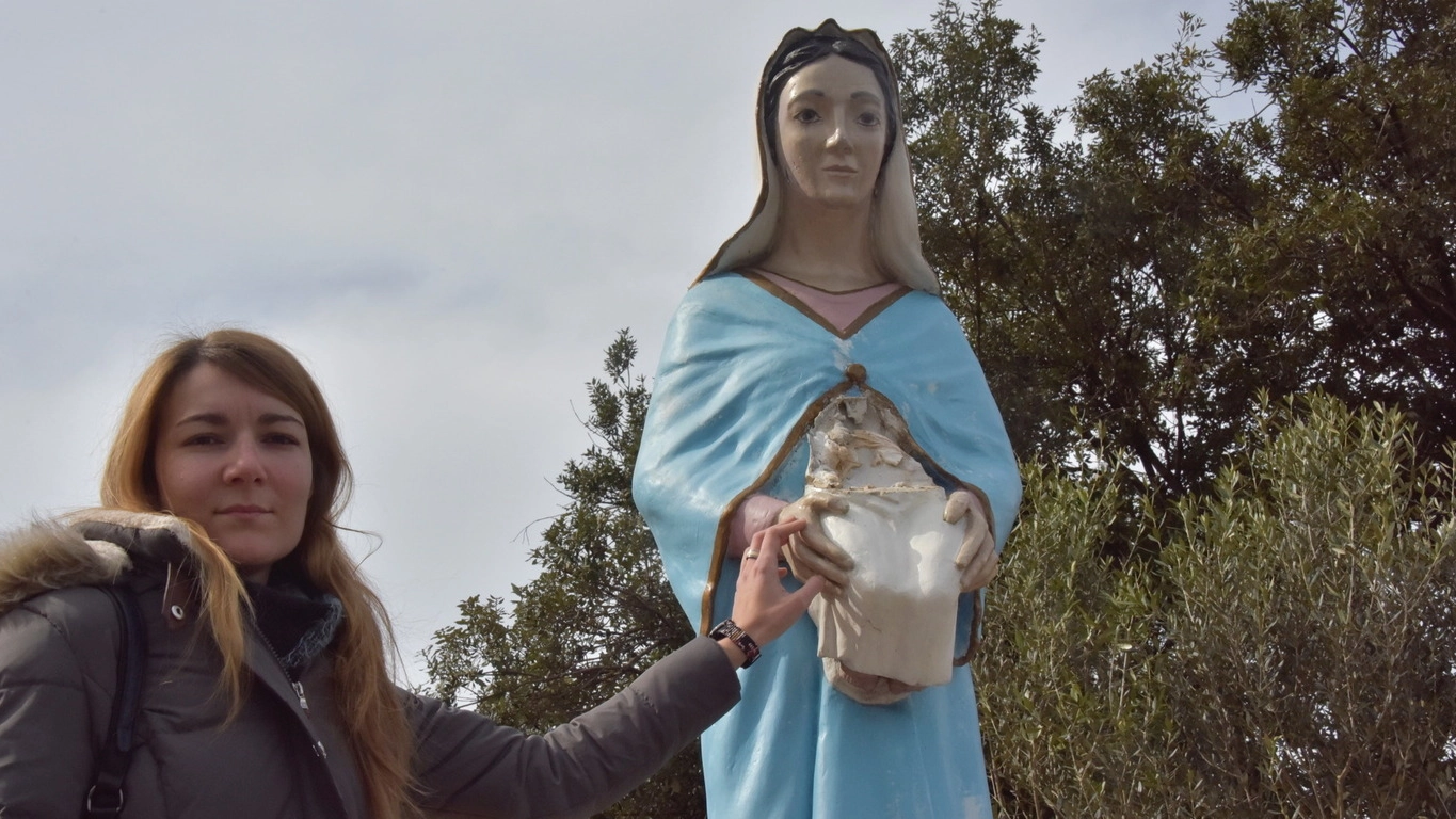 La statua  della Madonna a La Rosa e il Bambino decapitato  (Foto Novi)