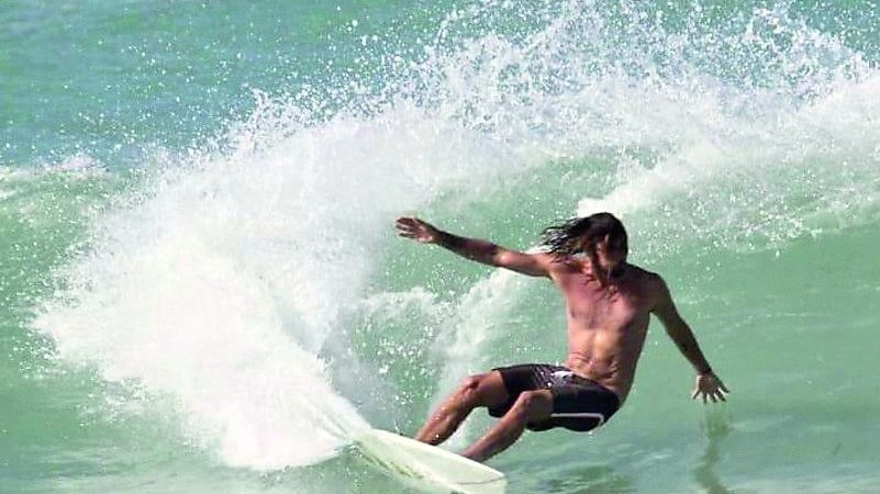 Il surfista australiano Dave Rastovich al Garagolo (Castiglioncello) foto Cosimo Marcello