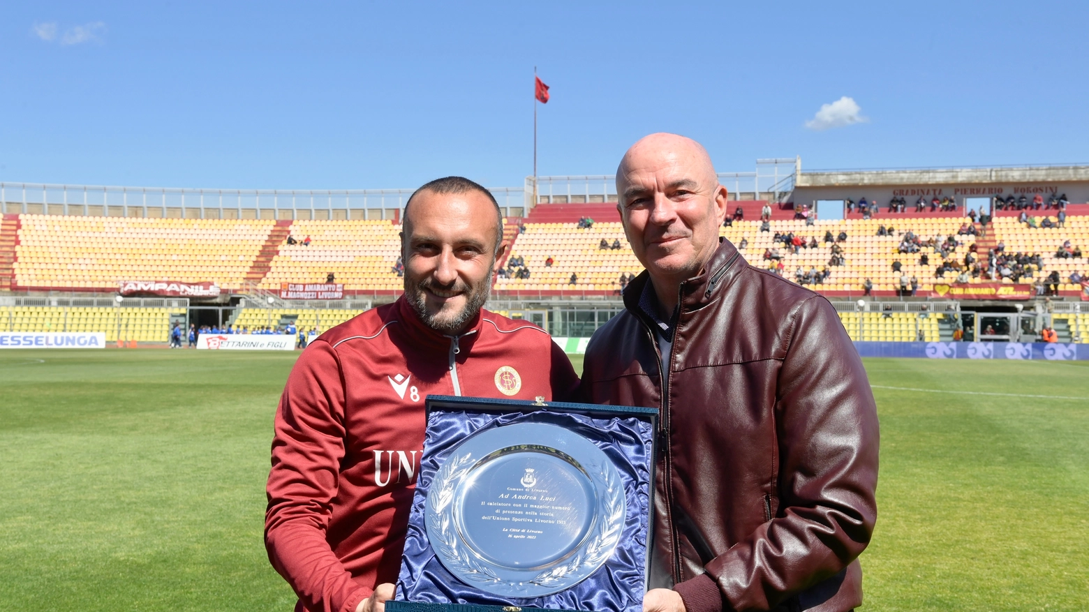 Il sindaco Salvetti premia il capitano Luci (Foto Novi)